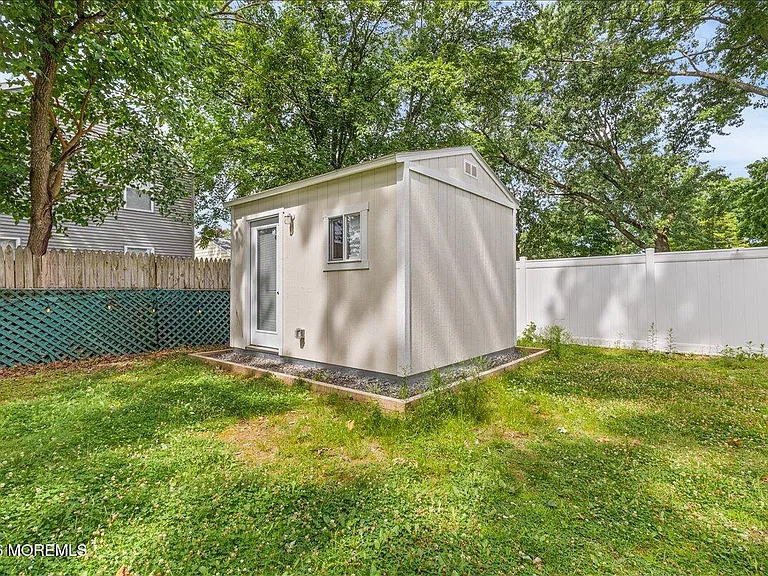 61 Cooney Ave — Photo 20