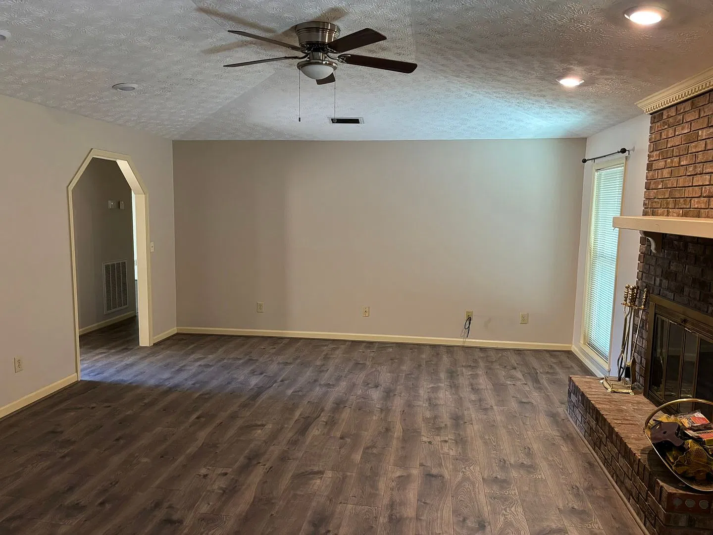 Spacious Home with Decorative Fireplace, Double Garage & Fenced Backyard — Photo 3