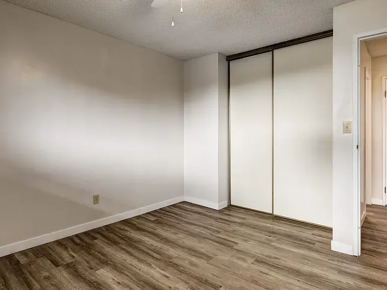 640 Robert St E — Photo 17