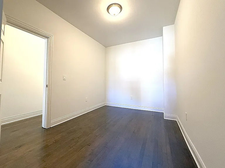 Richland Apartments on Bartlett — Photo 9