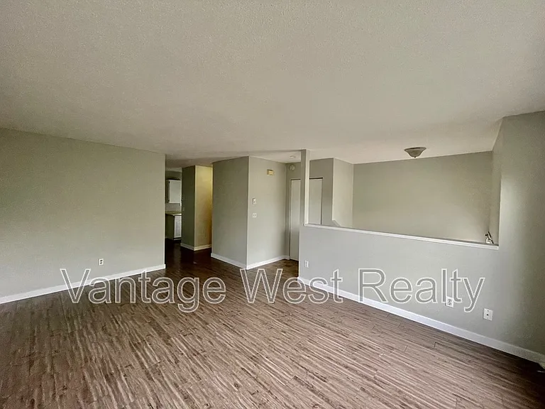 404 Hein Rd — Photo 9