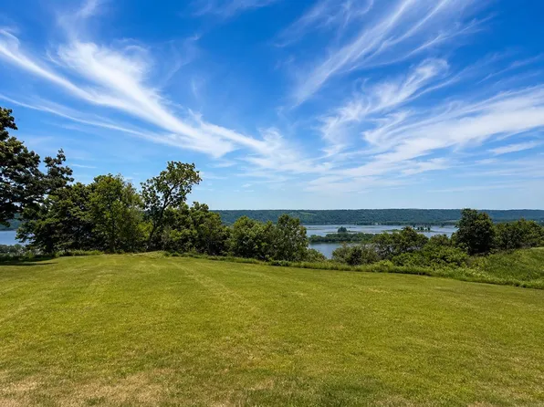 137 Royal Oaks Ct, Guttenberg, IA 52052