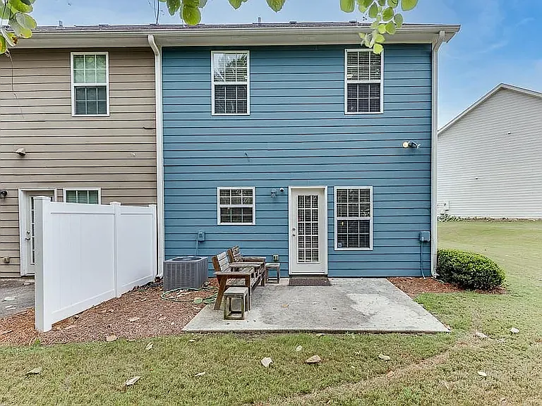 3 bed, 2.5 bath, 1576 sqft, $2,100 — Photo 2