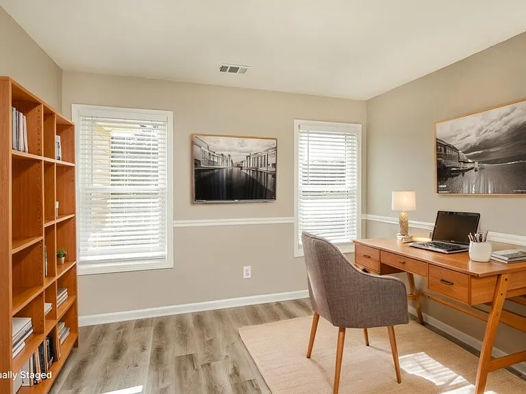 655 Suwanee Lakes Cir — Photo 16