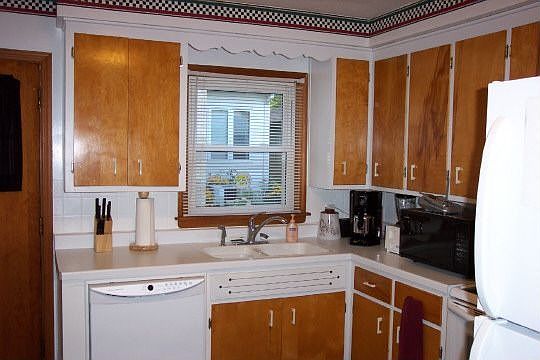 3rd image of 215 Oak Knolls Ave