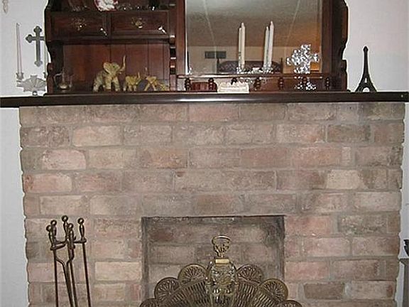 Living Room
Gas Fireplace