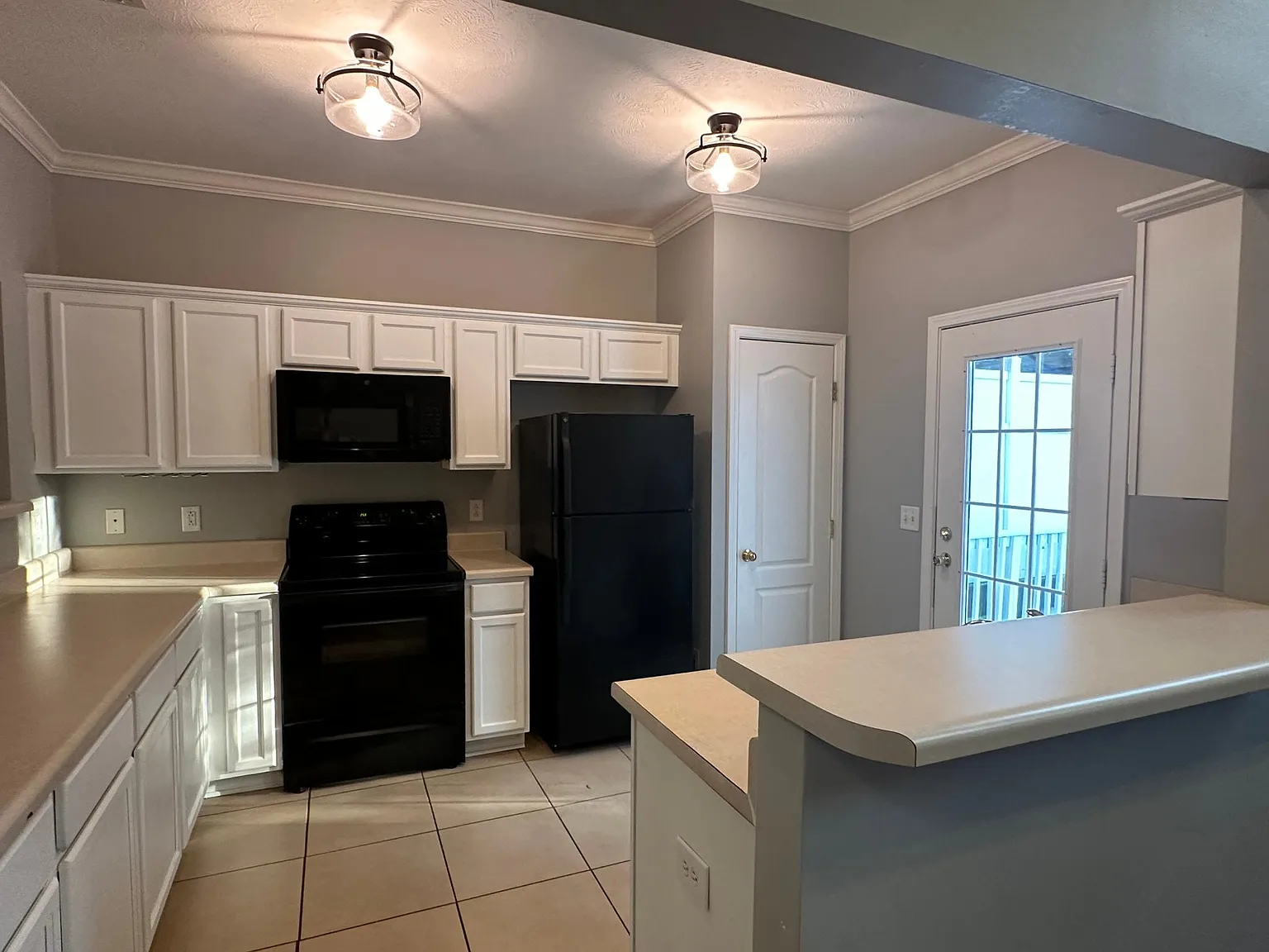 3 bed, 2.5 bath, 1706 sqft, $2,200 — Photo 4