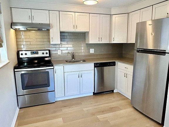 3rd image of 809 Oak St