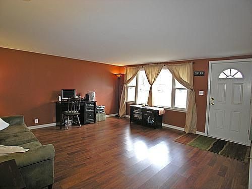 Lovely Living Rm w/NEW flooring
