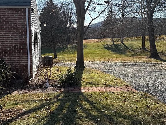 4th image of 195 E Yellow Breeches Rd