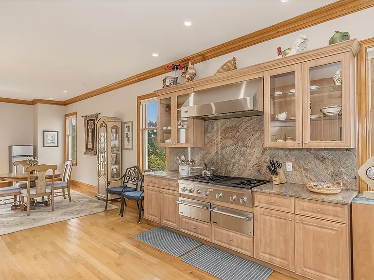 672 Dune Rd — Photo 12