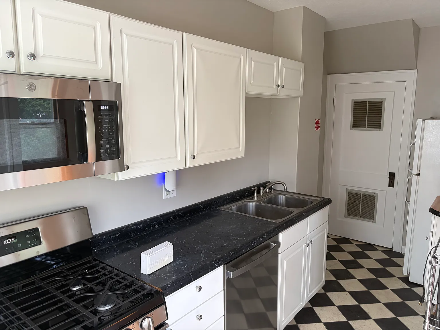 2 bed, 894 sqft, $1,400 — Photo 2