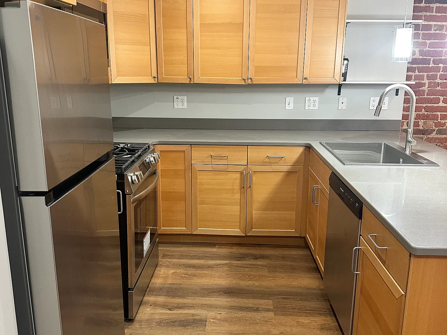 2 bed, 900 sqft, $2,300 — Photo 2