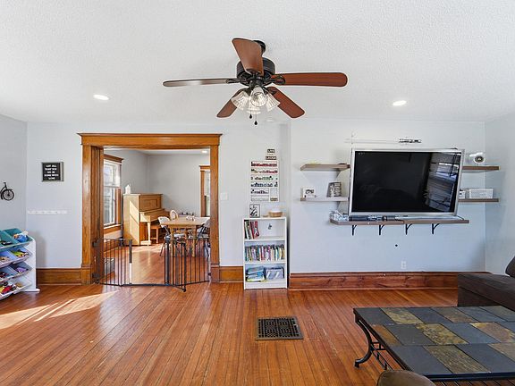 5th image of 207 Chestnut St