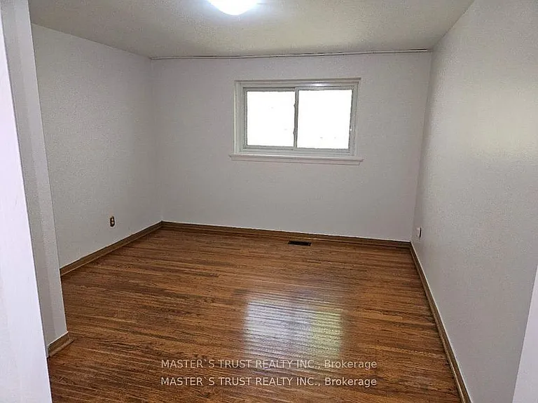 69 Grove Park Cres — Photo 7