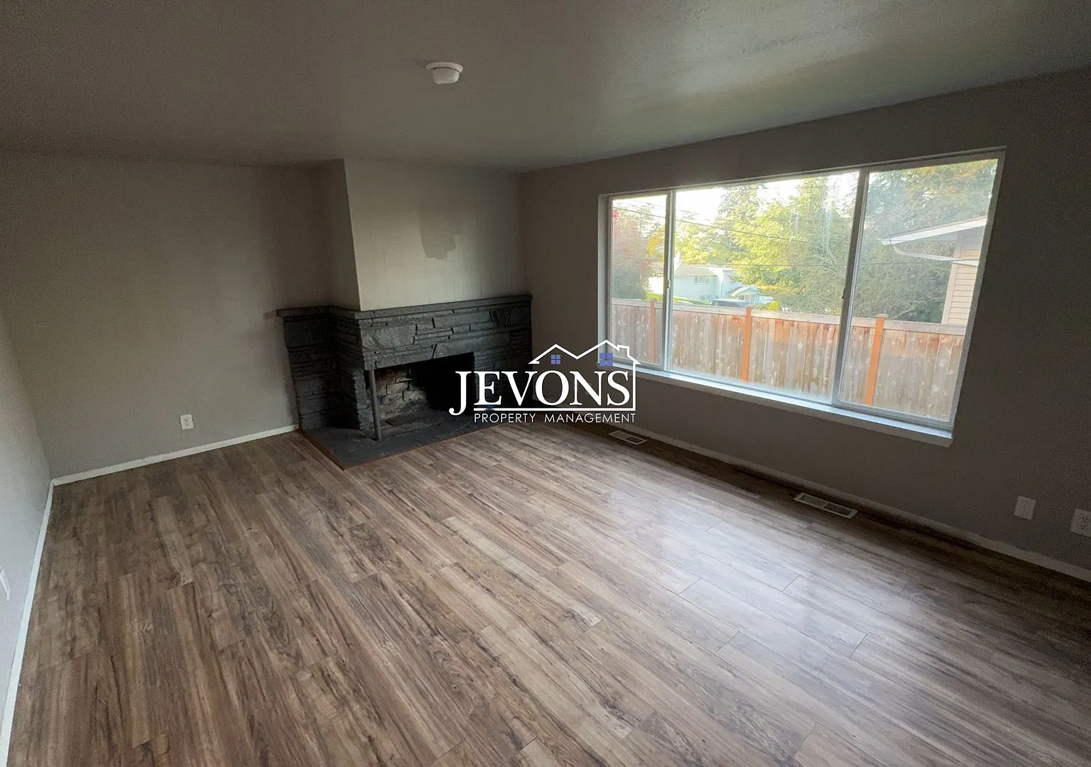 Kent 3BR Home with Washer & Dryer Ready Now — Photo 3