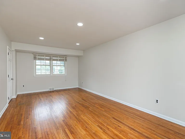 410 Woodlawn Ave — Photo 17