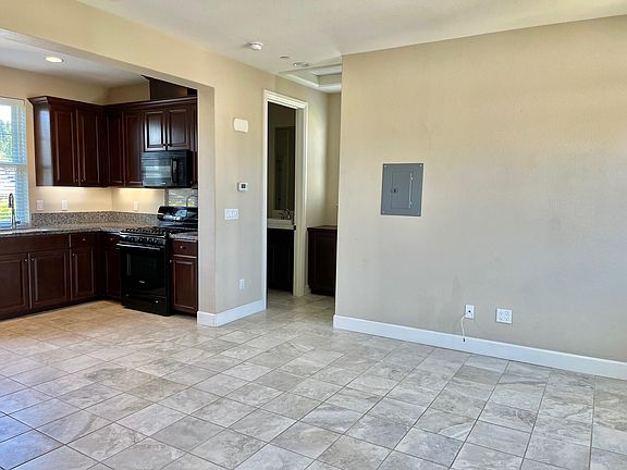 3rd image of 30 Orchid Dr