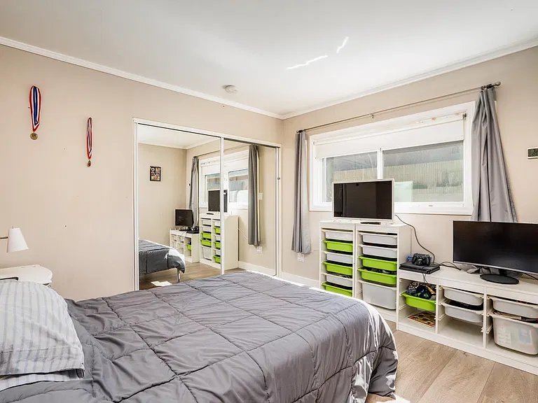Second bedroom.