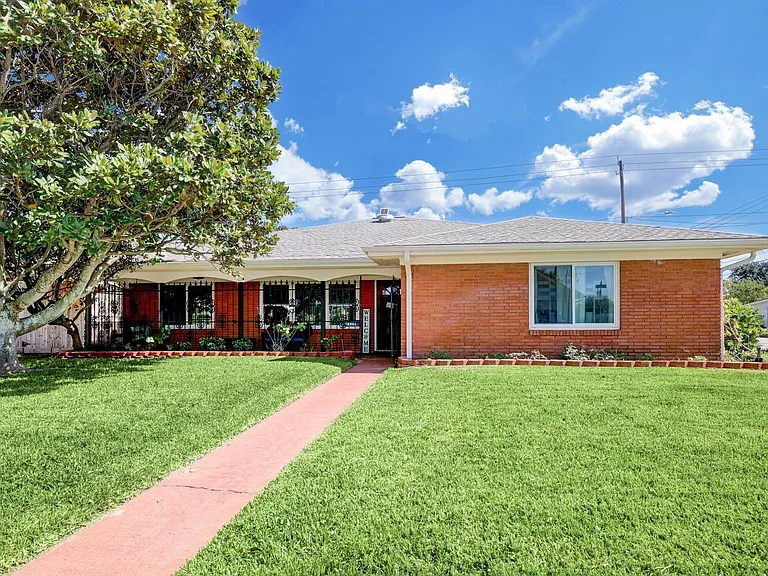 2824 E Palm Cir — Photo 1