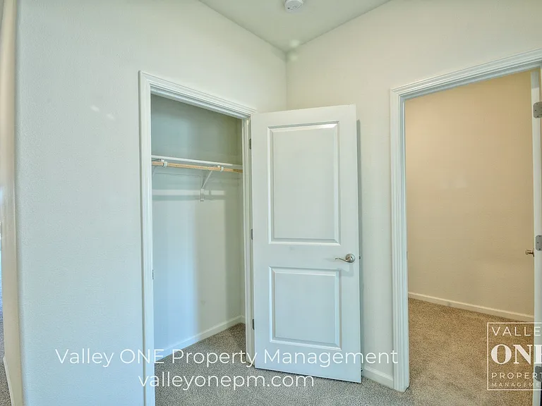 933 Tipton Ln — Photo 12