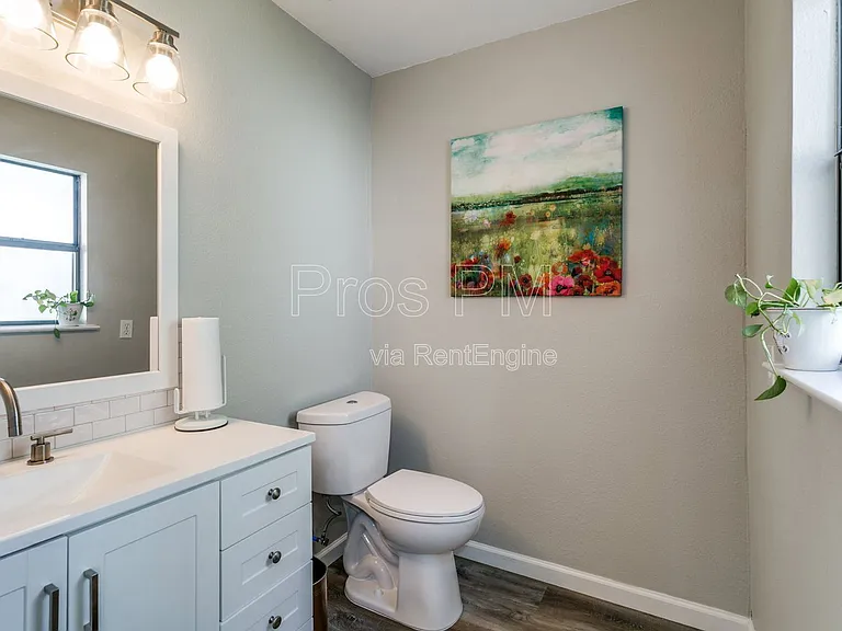 725 W Purnell St #A — Photo 16