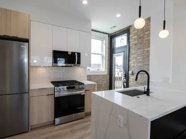 1041 W Byron St APT 3, Chicago, IL 60613