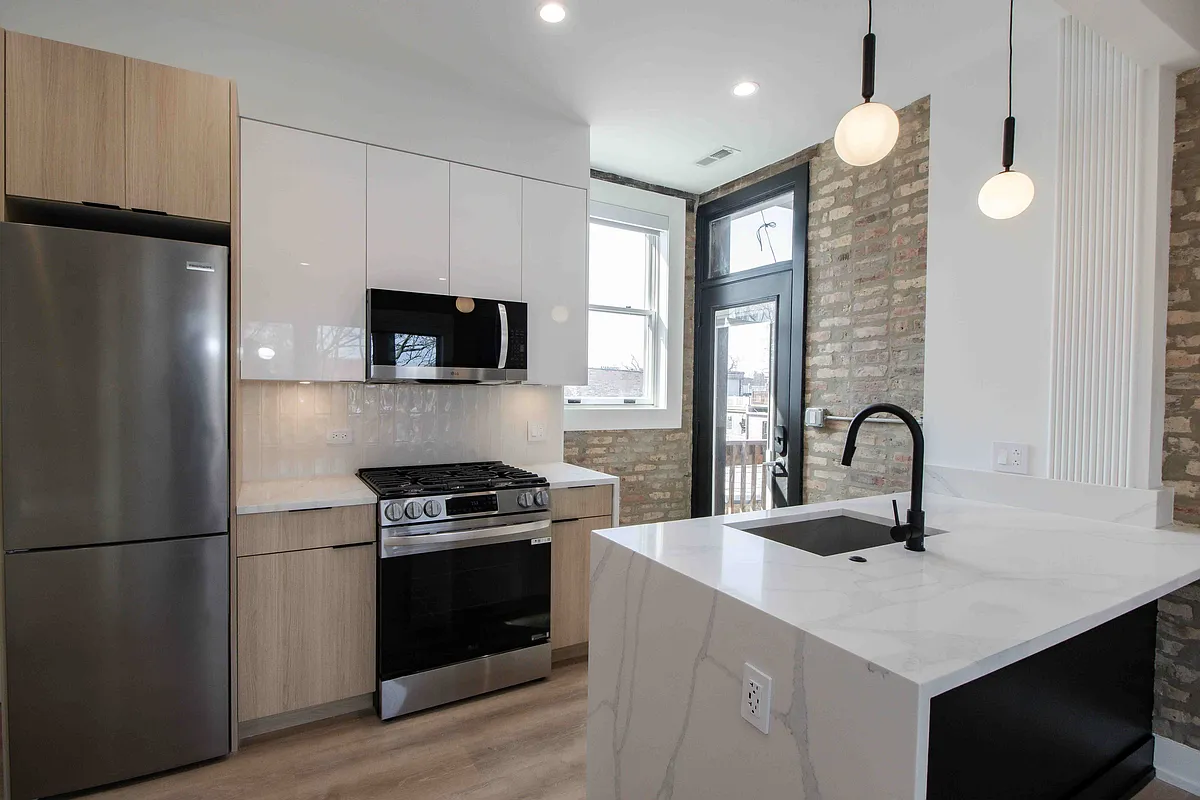 Photo 2 of 19 - 1041 W Byron St #1 - Chicago, IL Building Photo - 1041 W Byron St #1
