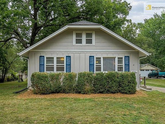 You'll love this convenient location to Shawnee Mission Parkway, shopping, dining and services