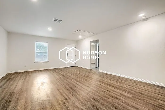 3 bed, 2.0 bath, 1090 sqft, $1,349 — Photo 4