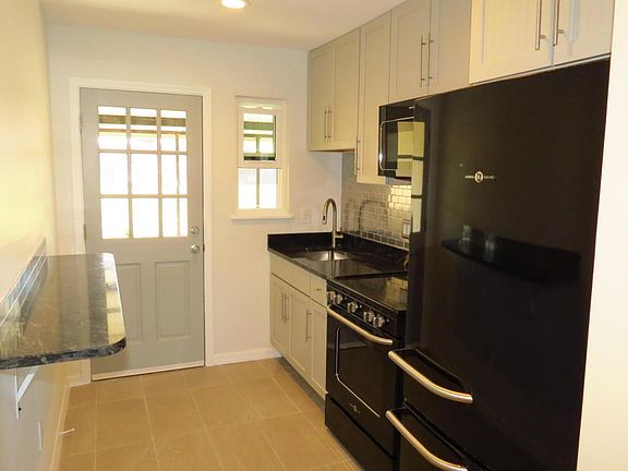 5th image of 140 Cardinal Dr