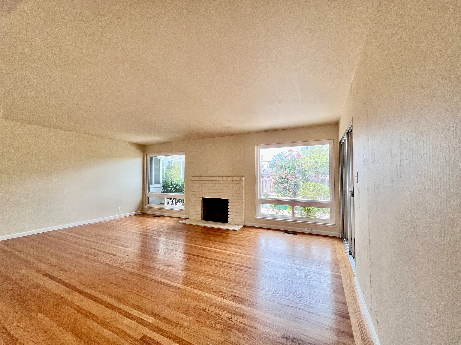 3 bed, 2112 sqft, $7,100 — Photo 2