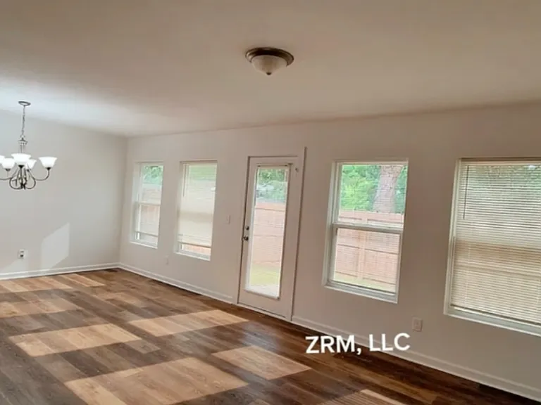 315 Crestfield Cir — Photo 3