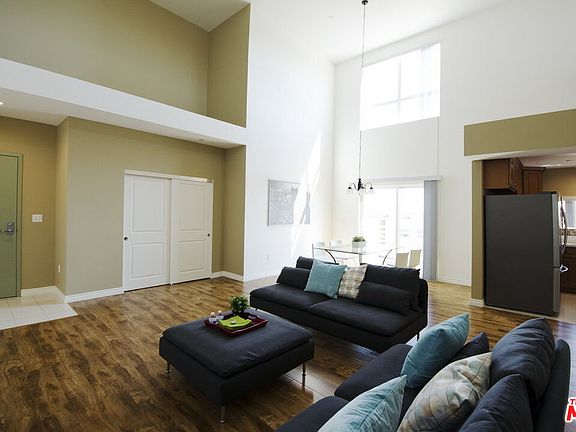 2nd image of 546 N Oxford Ave Unit 204