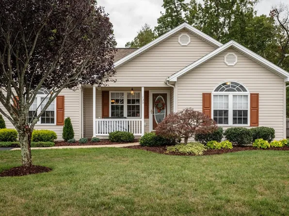 135 Woodside Dr, Waynesboro, VA 22980