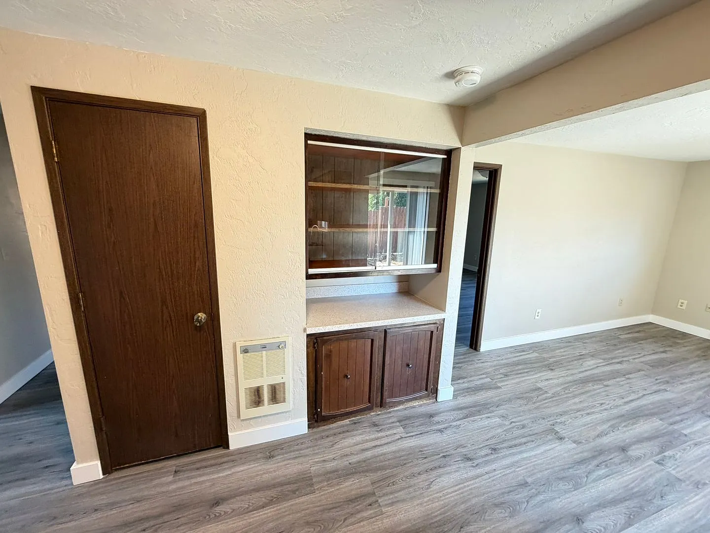 Newly updated large 3 bedroom! — Photo 3