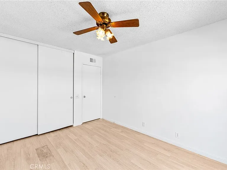 1407 Lakeside Ln — Photo 43