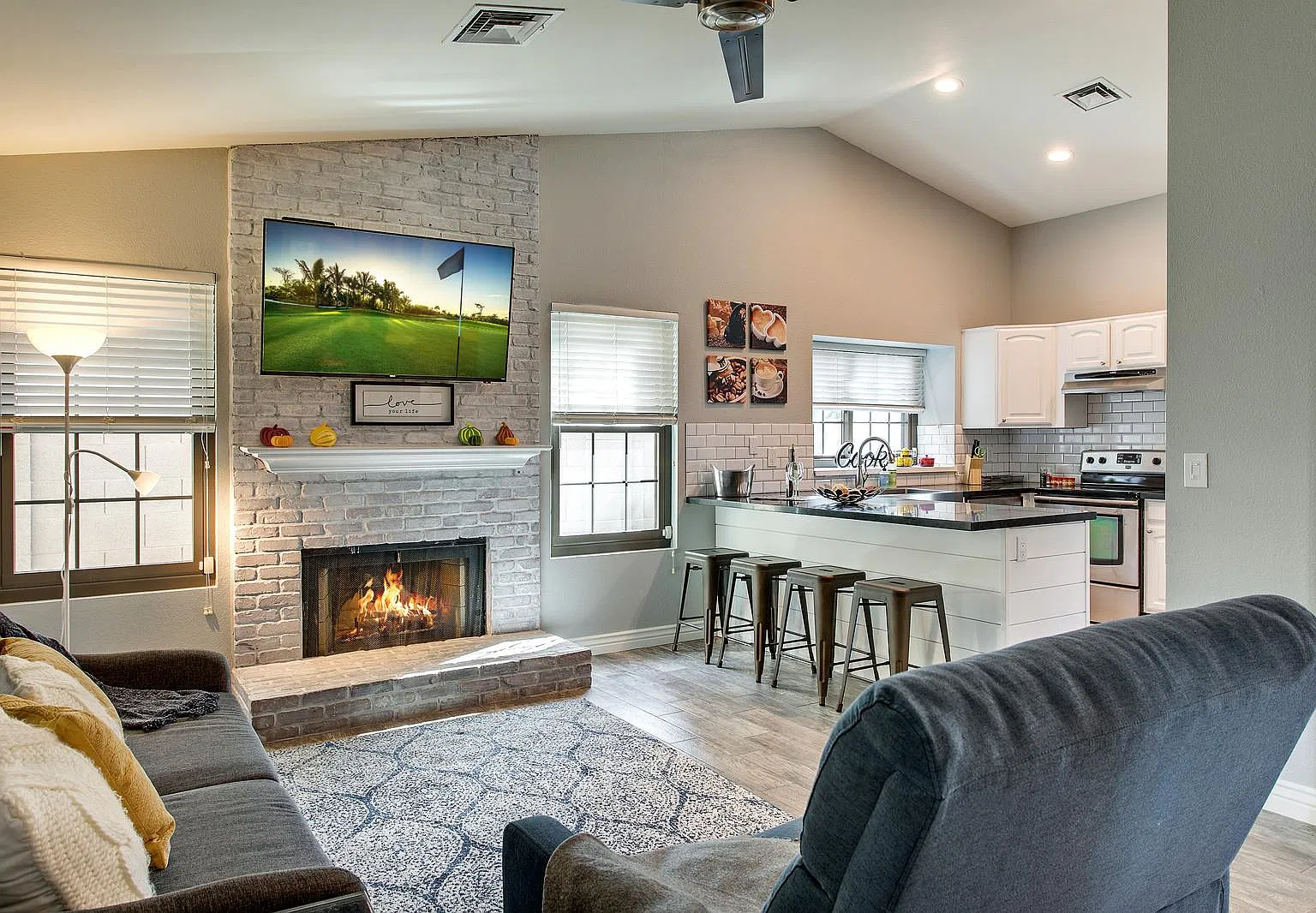 2733 E Rock Wren Rd — Photo 1