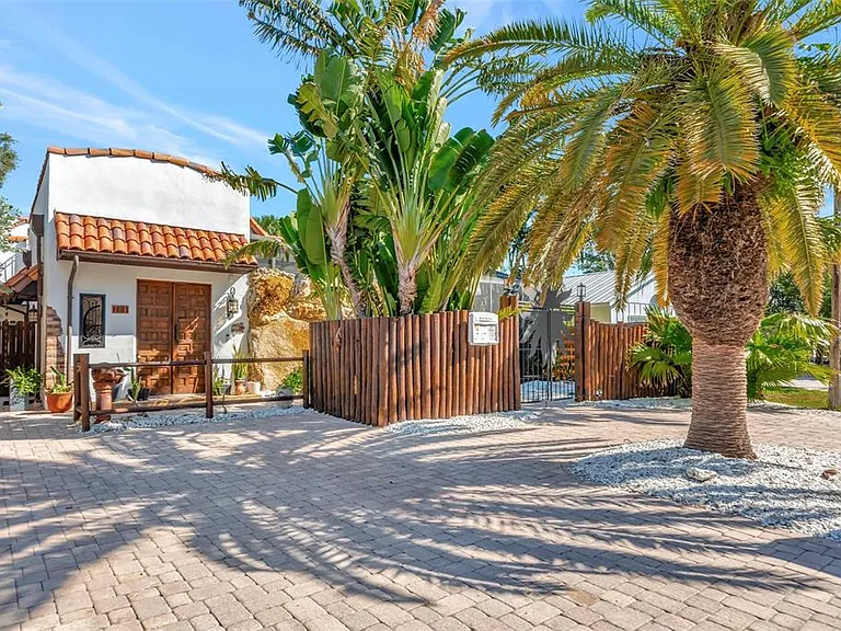681 Avenida De Mayo — Photo 33