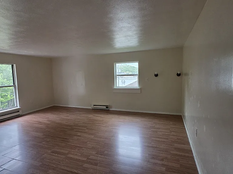 555 1/2 Canterbury Dr — Photo 25