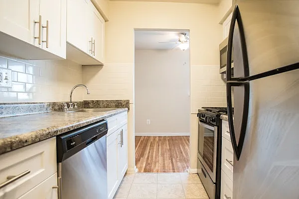 Ridge Carlton Apartments — Photo 1