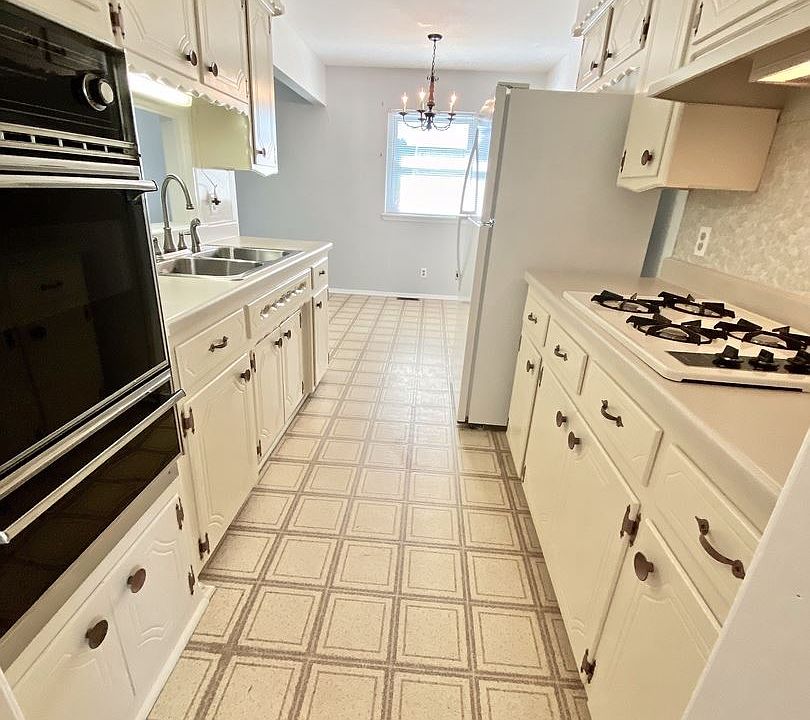 1st image of 6 Dianna Dr