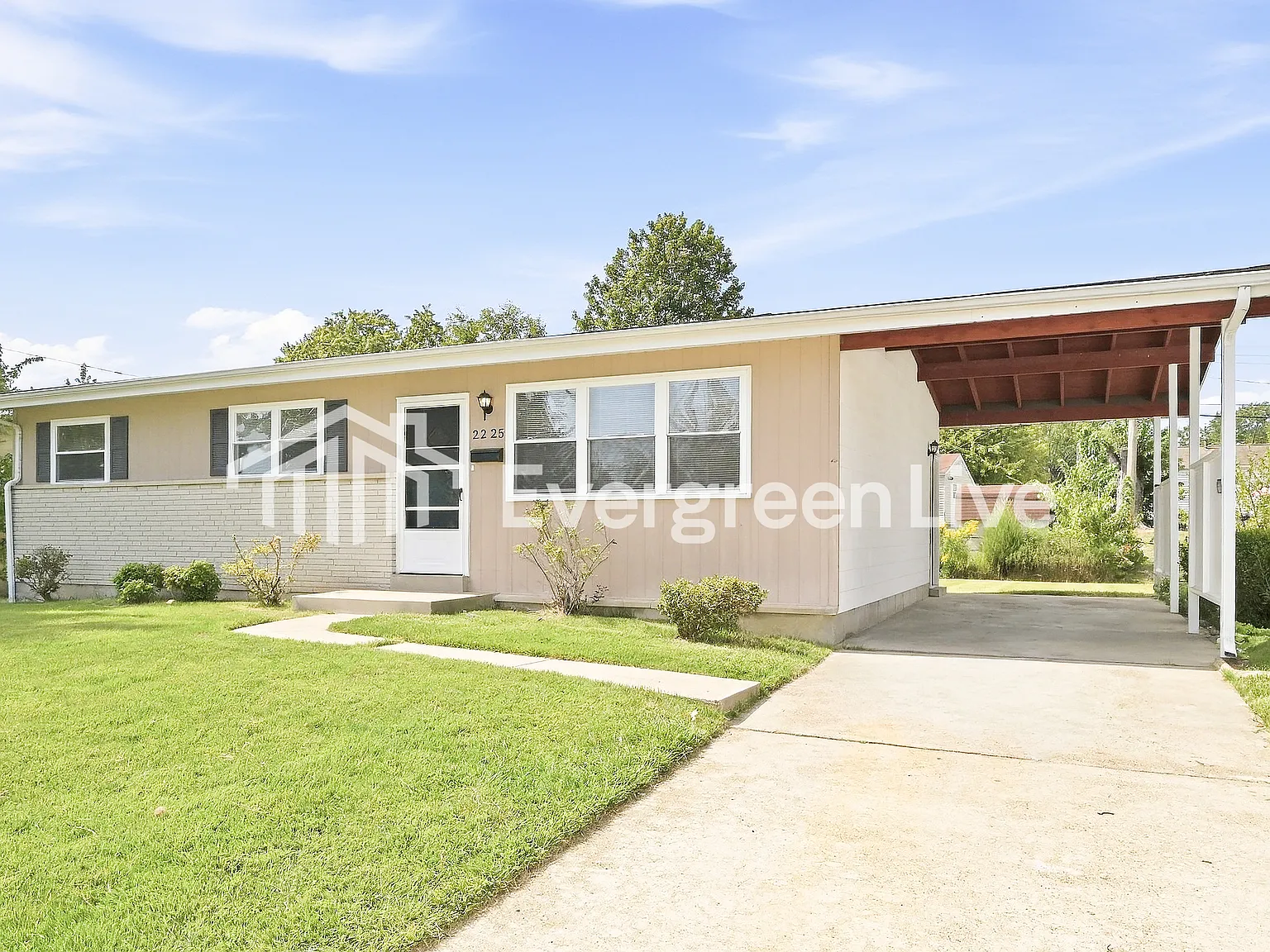 3 bed, 1.0 bath, 1025 sqft, $1,395 — Photo 2