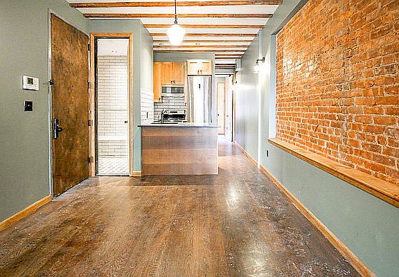 2nd image of 202 Montrose Ave #2R