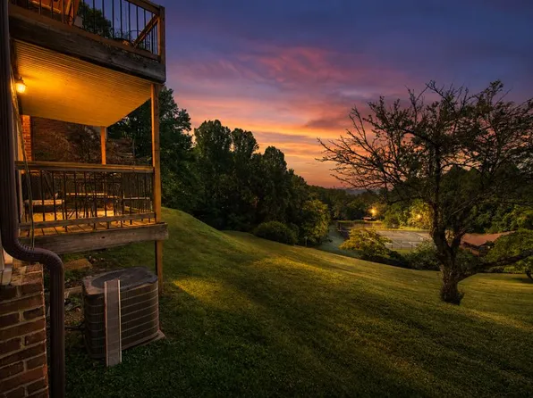 96 Doe Highlands Dr, Hillsville, VA 24343