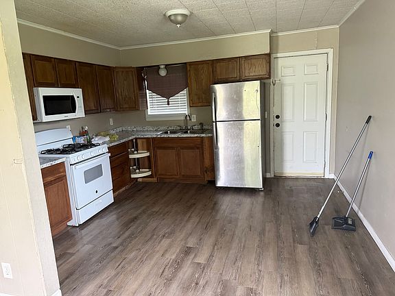 3rd image of 406 N Hughes St