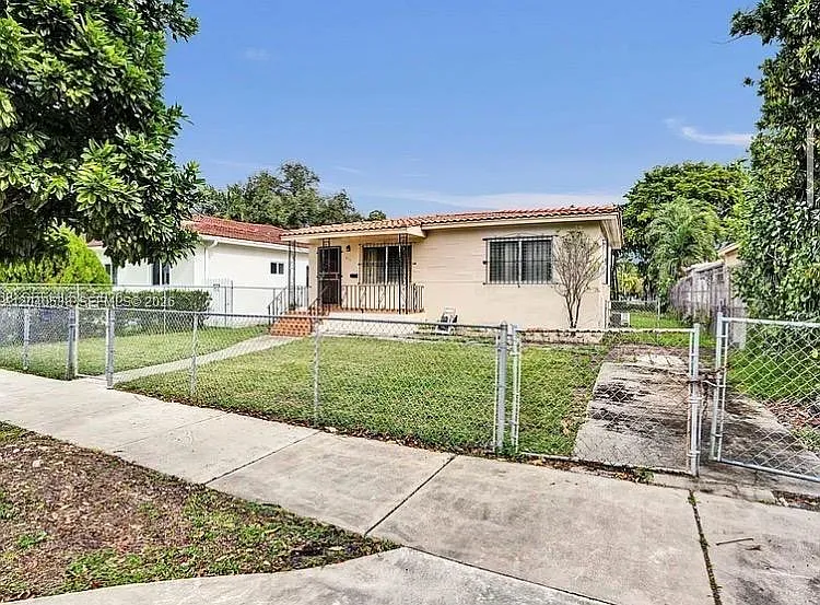 831 NW 21st Ct — Photo 1