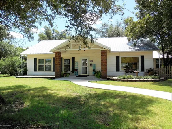 310 E 1st St, Shamrock, TX 79079