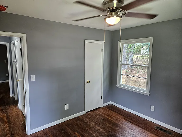 1609 Lake Dr NE — Photo 3