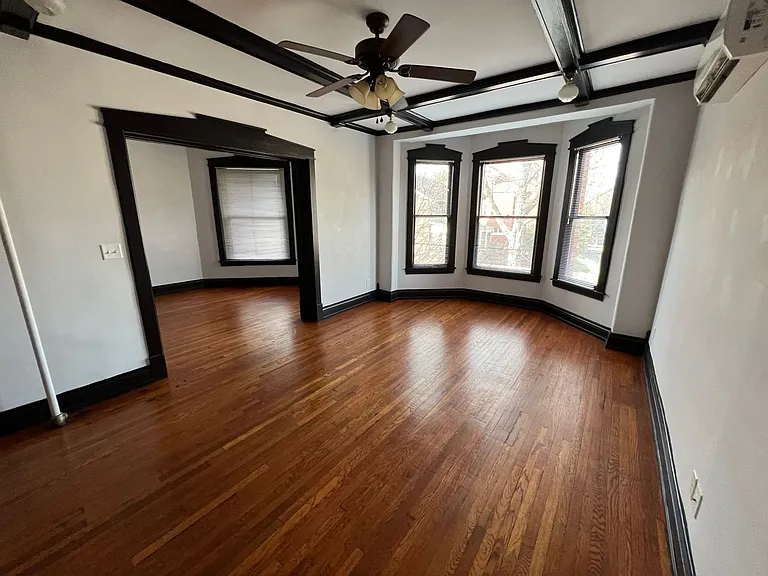 112 E Magnolia Ave — Photo 2